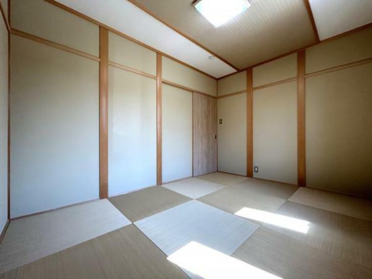 【和室】1階6帖和室の写真です。琉球畳を使用しているので、明るい雰囲気の和室に仕上がっています。