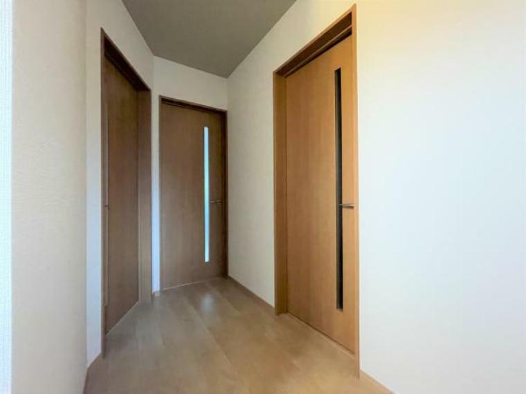 【廊下】2階廊下の写真です。居室への入り口は内開きなので、建具が干渉することはありません。