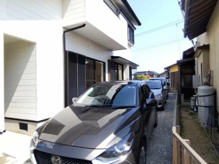 駐車場 駐車場拡張しました。独立1台と縦列3台の合計4台駐車可能です。