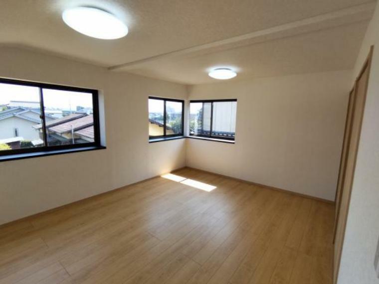 【工事後写真】2階洋室です。床の重ね張り、クロス張り替え、照明交換等行います。