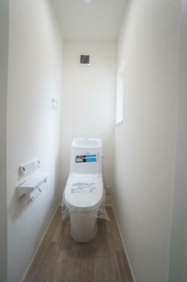 トイレ 1階2階にトイレがあり、お掃除しやすい機能や工夫が満載。スッキリコンパクトなシャワートイレで温水洗浄便座で冬は暖かく快適です