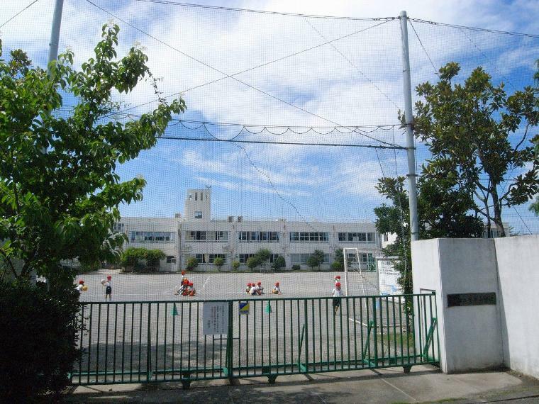 川崎市立片平小学校（●児童数661名の片平小学校。緑の多い恵まれた環境にあり、大変落ち着いた環境の中、日々教育活動を進めています●）