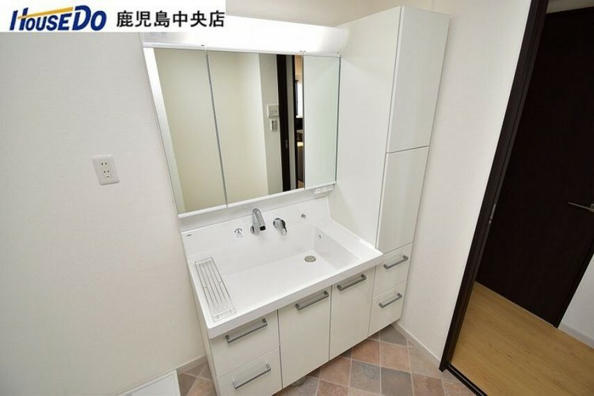 【洗面台】3面鏡の洗面台です！キャビネット付きで収納の多さが魅力