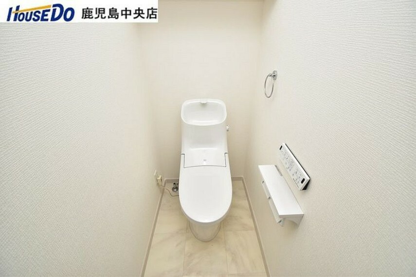 【トイレ】温水洗浄便座機能付きのトイレです！上部には収納棚付きです