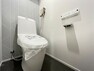 トイレ 白を基調とした、シンプルながらも落ち着くデザイン。洗浄付き温水便座で機能性も兼ね備えています。
