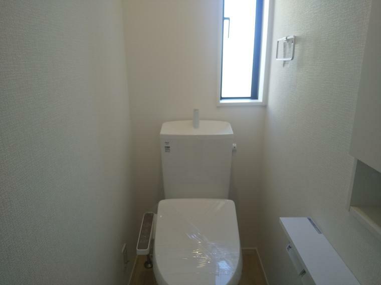 お手入れしやすいシンプルデザインのトイレは1階・2階共に完備しております。