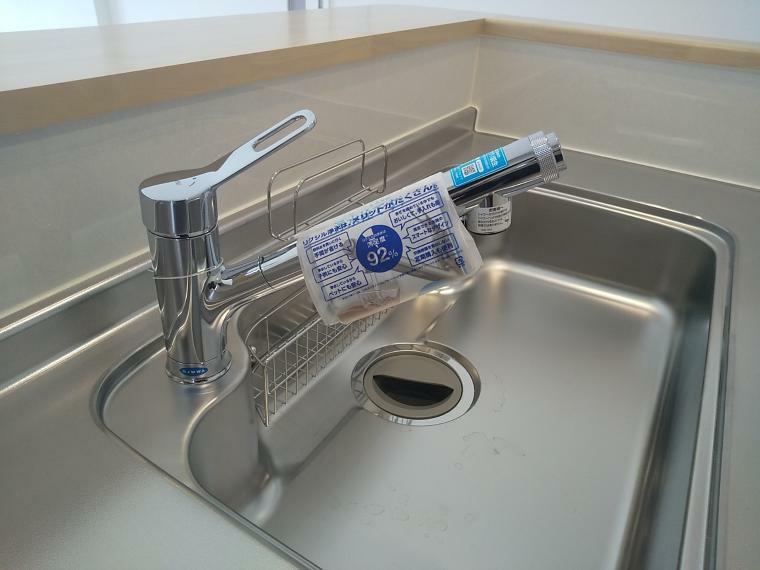 浄水器一体型の水栓はシャワーホース式ですので毎日のキッチンリセットも楽々ですね。