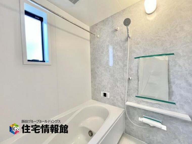浴室 水はけがよくお手入れしやすいシステムバス。窓があり、気になる湿気の換気が可能です。