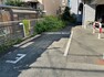 敷地内駐車場 駐車場と明記されていても、最小スペースでつくられた駐車場だと大型車は駐車できなかったり、出入りしにくくなったりする可能性があります。お車のサイズと購入したい物件の駐車場のサイズを現地で確認しましょう。