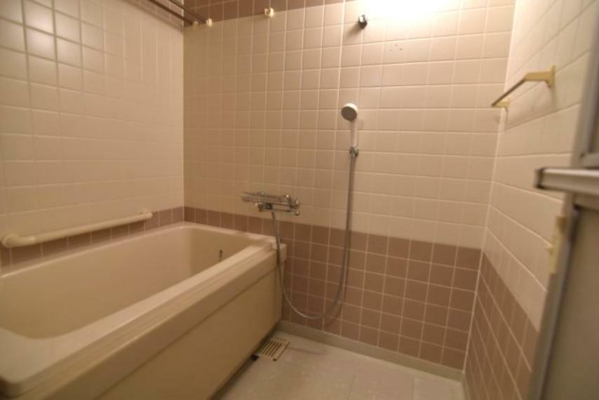 浴室 清潔感のある白を基調とした浴室。