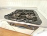 キッチン 《システムキッチン》■三口タイプのガスコンロなので、複数の料理を同時に調理でき効率よく調理することができます。また、大きな鍋やフライパンも使えるため、料理の幅が広がります。