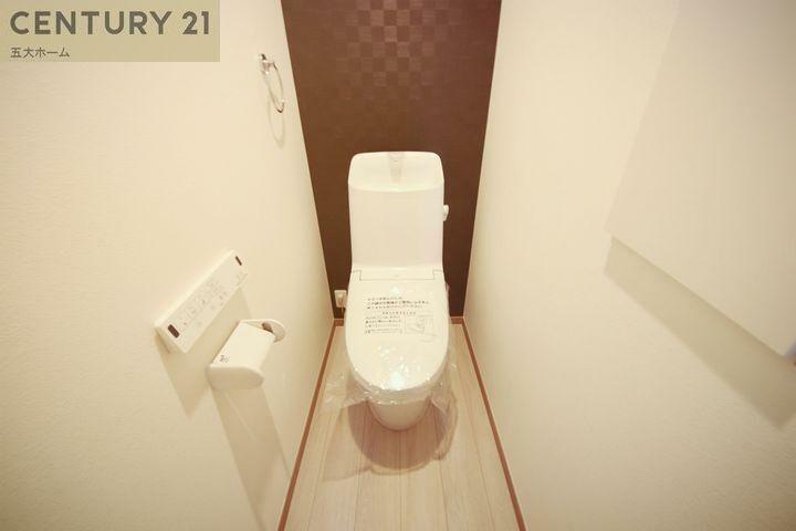 トイレ 清潔な空間が印象的なトイレは1階・2階ともに温水洗浄便座です。オールシーズン関係なく暖かい便座で快適に過ごせます。