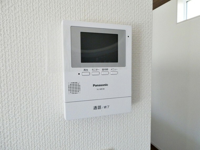 TVモニター付きインターフォン 【TVモニター付きインターホン】 TVモニター付きインターホンが設置されます、来訪者を室内から確認できるので安心です