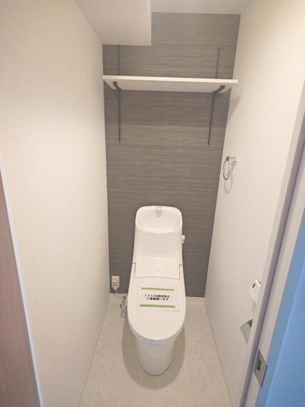 ■収納にも活用できる可動棚付きのトイレは洗浄便座でいつもスッキリ！