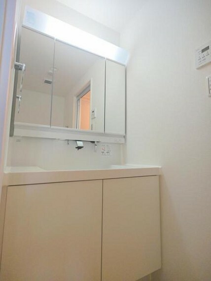 ■収納豊富な三面鏡洗面台のある洗面脱衣室！