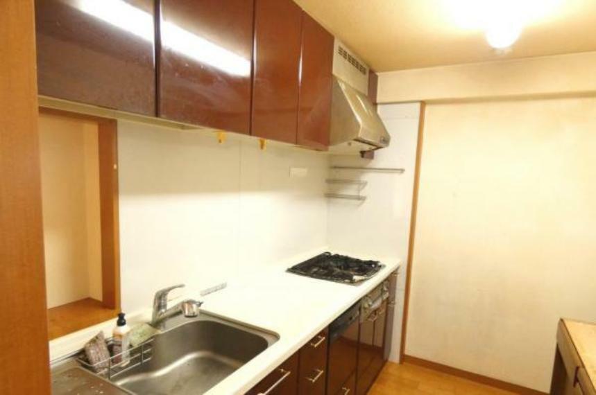 キッチン 収納スペースを確保しやすく、煙や匂いがリビングに広がりにくいキッチンです。