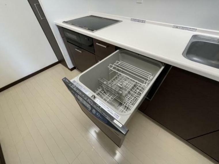 キッチン 忙しい家事の手助けになるビルトイン食器洗乾燥機を標準装備。家事の負担を減らし、時短に。