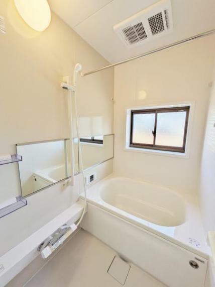 浴室 【新品ユニットバス】浴室はハウステック製の新品のユニットバスに交換しました。浴槽には滑り止めの凹凸があり、床は濡れた状態でも滑りにくい加工がされている安心設計です。