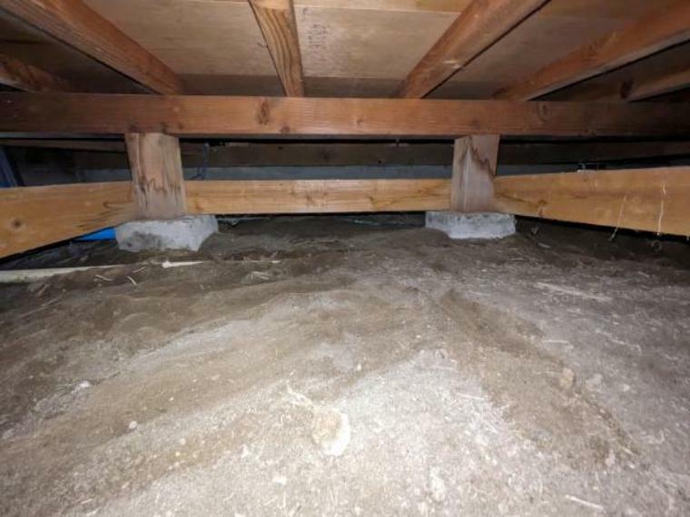 構造・工法・仕様 中古住宅の3大リスクである、雨漏り、主要構造部分の欠陥や腐食、給排水管の漏水や故障を2年間保証します。その前提で屋根裏まで確認の上でリフォームし、シロアリの被害調査と防除工事もおこないます。