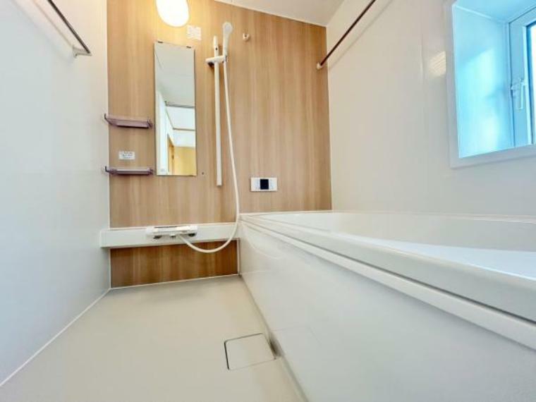 浴室 【新品ユニットバス】浴室はハウステック製の新品のユニットバスに交換。足を伸ばせる1坪サイズの広々とした浴槽で、1日の疲れをゆっくり癒すことができますよ。