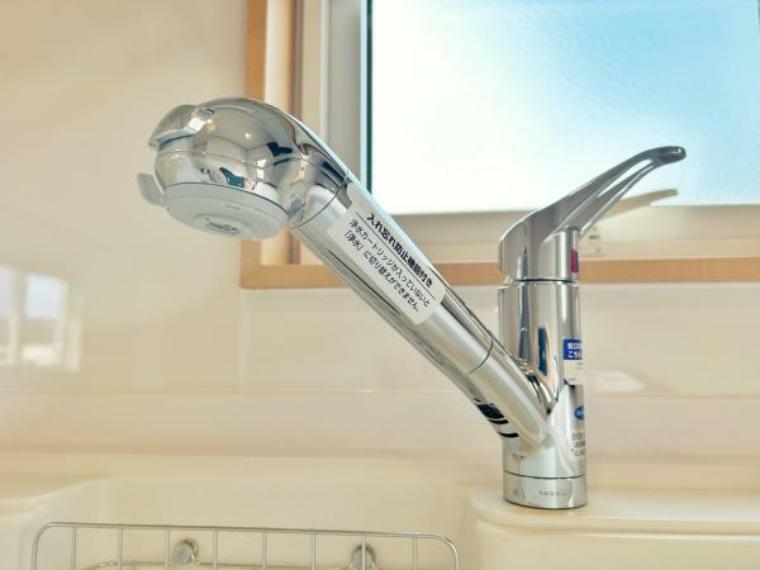 【浄水器】新品交換したキッチンの水栓金具はノズルが伸びてシンクのお手入れもラクラクです。水栓本体には浄水機能が内蔵されていて、おいしいお水をつくります。