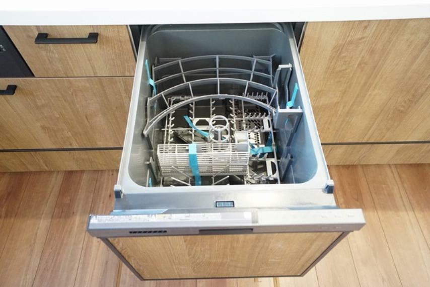 キッチン 食事の後の手間を解消する食器洗い乾燥機付。冬場の洗い物で手荒れの悩みもなくなります。手洗いよりも節約できて便利。