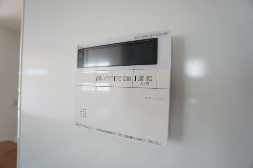 発電・温水設備 キッチン横からボタン一つで楽々操作できる給湯機リモコンです。