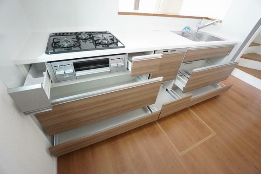 キッチン 使い勝手の良いシステムキッチン。スライド式の収納スペース付きなので調理道具をはじめ調味料や食器などもきれいに整理することができます。