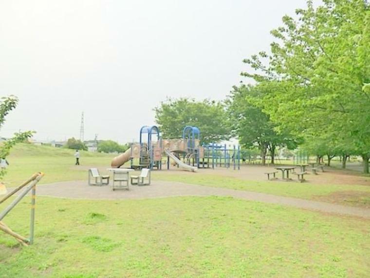 公園 【さむかわ中央公園】　寒川神社から歩いて10分ぐらいの所にある公園です。