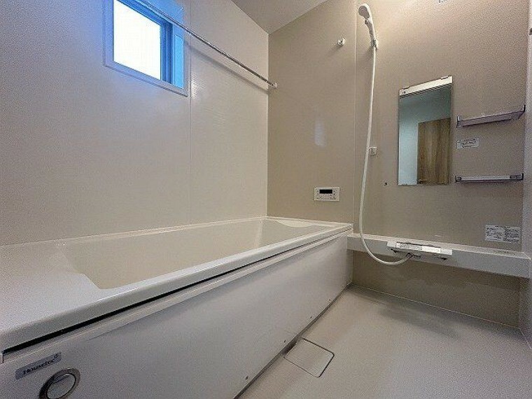 浴室 ゆったり入れる1坪サイズのゆとり空間。バリアフリー設計に手すり付きなので、お子様が小さい時も、老後も安心できる浴室です。収納棚も取り外しができ、お手入れ楽々