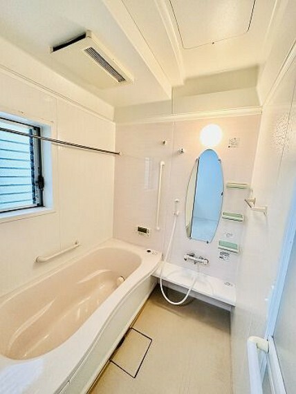 浴室 柔らかな色味の落ち着いた雰囲気のバスルーム