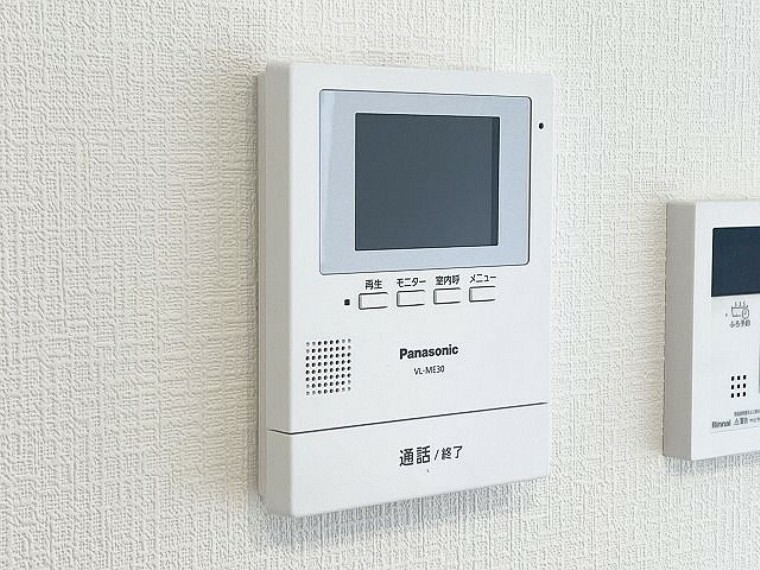 発電・温水設備 ハンズフリー機能を備えたカラーモニターインターホンを採用！お料理中などで手が塞がっていても便利に応答可能です！夜間の映像確認機能もついていて、安心ですね！