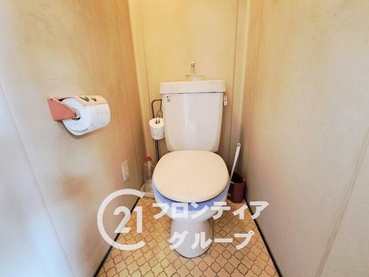 トイレ 白を基調とした、清潔感のあるシンプルなデザインのトイレです。水洗トイレは掃除が楽にできるため、清潔に保つことができます。
