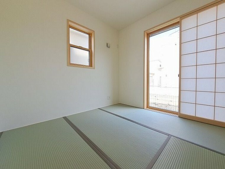 寝室 新しい畳の香りのするタタミスペースは、使い方色々。客室やお布団で寝るときにぴったりの空間ですね。