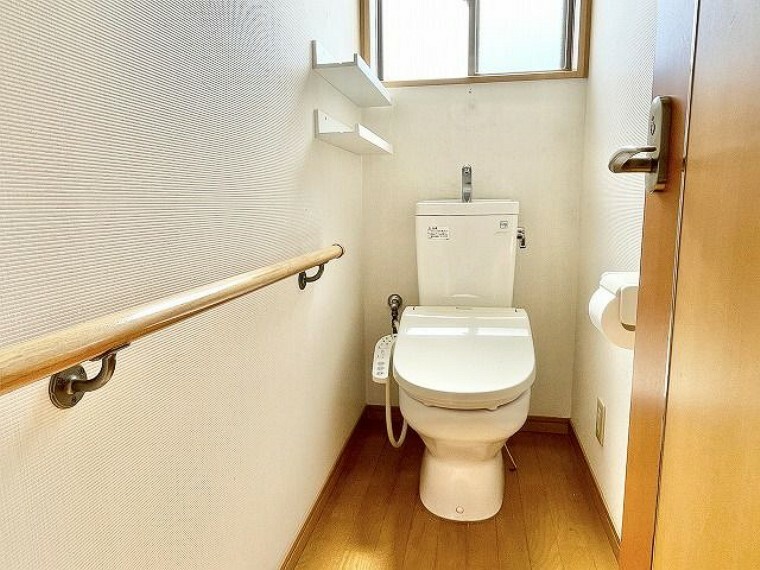 トイレ 各階にトイレ完備で忙しい朝にも便利！白を基調としたシンプルなトイレです！
