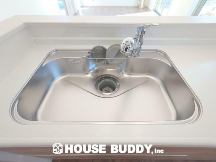 「浄水器一体型水栓」 ヘッドはシャワーや浄水・原水に切り替え可能でノズルが延びるビルトイン式浄水器水栓を採用。