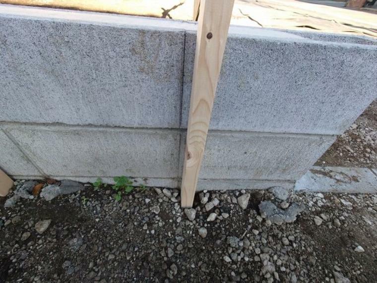構造・工法・仕様 ベタ基礎とは、柱の位置に関係なく全体に基礎がある事を指し、面積が大きい分建物の重さを全体に分散できます。また、地面からの湿気や害虫を遮断でき、木造住宅で心配されるシロアリ被害を防ぐ効果も期待できます。