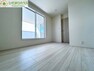 バルコニーに面したお部屋は自然と光が差し込む明るいお部屋 彡 白を基調とした開放感あふれるルームデザインです！