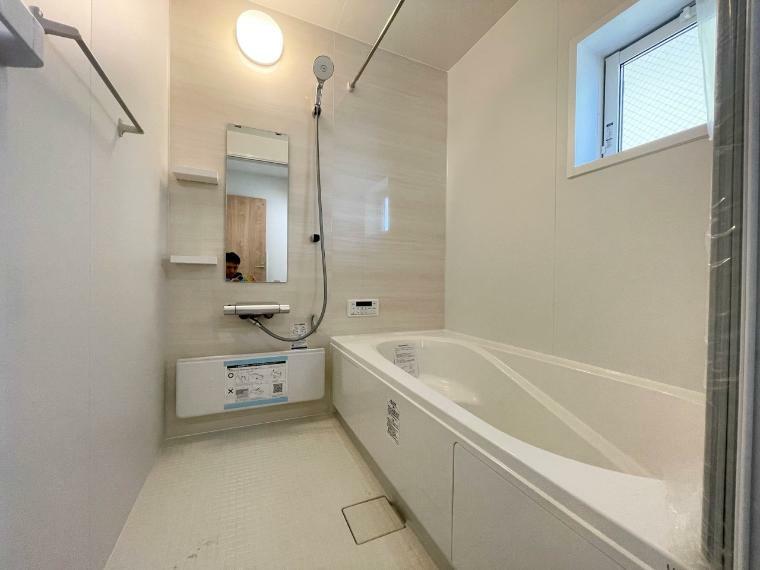 浴室 【Bathroom】 浴室は一日の疲れを癒す場所だから、家族みんながゆったりできる快適設計。追い炊き機能付きオートバス。安定した温度で、いつでも快適に入浴できます。（2号棟）
