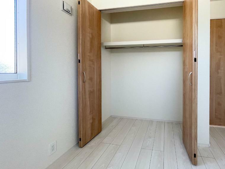 収納 【Closet】 各部屋を最大限に広く使って頂ける様、全居住スペースに収納付。プライベートルームはゆったりと快適に。