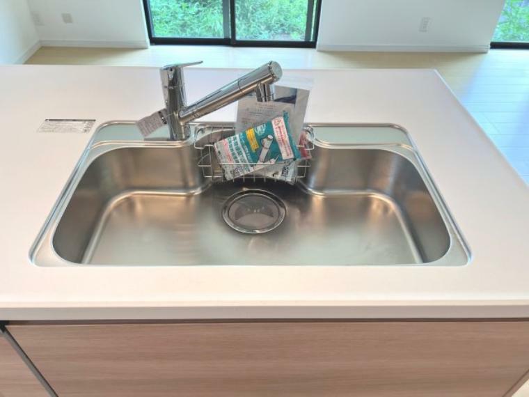 キッチン クリアな水が毎日使え、見た目にもスマートな浄水器一体型。人気の商品です。