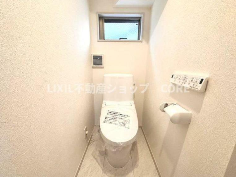 トイレ そのゆったりとした空間には洗練されたデザインのウォシュレット付きトイレを装備！