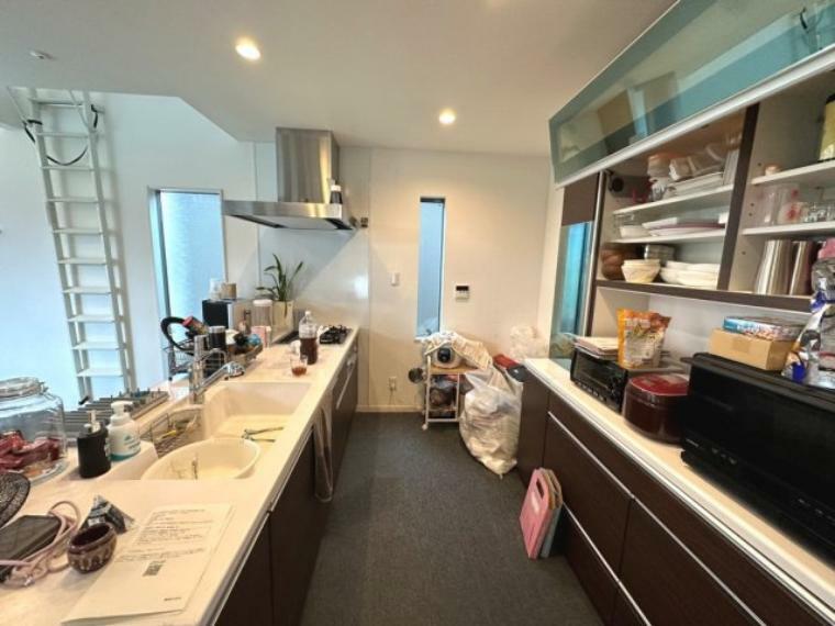 キッチン カウンター下部には豊富な収納を設置しスペースを有効活用しております。充実したキッチンです。
