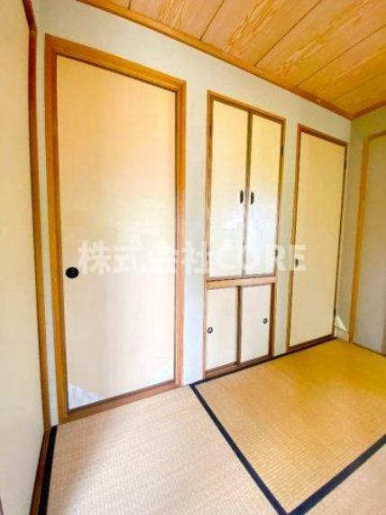 ・和室には押入れと仏間を設置。伝統的な日本情緒のある、温かみと落ち着きが感じられる和室です