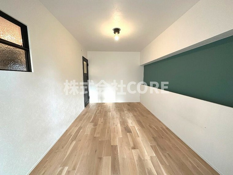洋室 床材や建具は家具にも合わせやすい落ち着いた色合いになっております