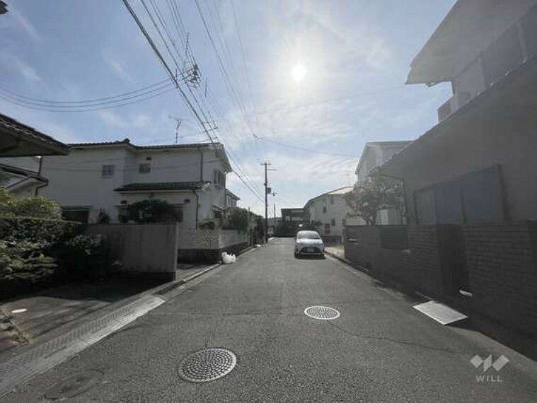 現況写真 物件の東側前面道路（北側から）閑静な住宅街にございます。徒歩圏内にスーパーもございます。