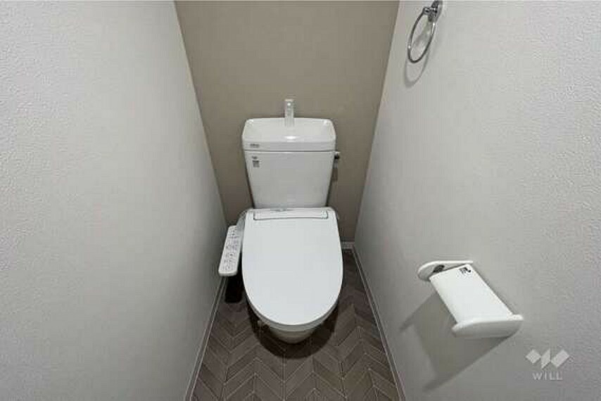 【トイレ】トイレは明るくシンプルな造り。新調されており、ウォシュレット付きです。