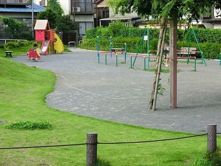 公園 宮沢町第二公園 手入れのされた緑が豊かな公園。スプリング遊具、ブランコ・鉄棒などがあり、小さなお子さんも見通しもよく楽しく遊べます。