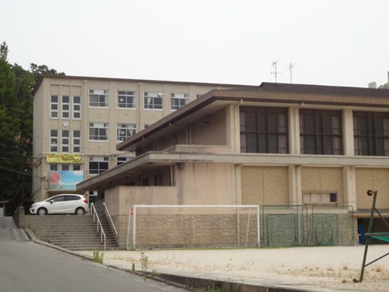 京都市立衣笠中学校（約880m）