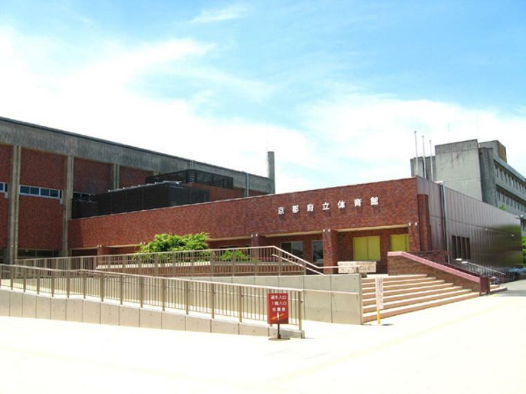 島津アリーナ京都 京都府立体育館　大相撲やスポーツ観戦、トレーニングルームも利用できます。（約994m）
